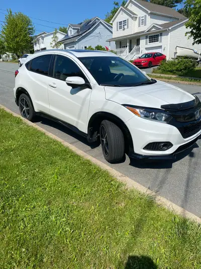 2021 Sport HRV AWD Seasonal and winter tires Keyless entry Heated seats Side mirror sensors Sunroof...