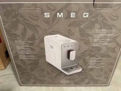 RED SMEG Bean to Cup Espresso / Coffee Machine – New Brand new SMEG Bean-to-Cup Coffee Machine (BCC0...