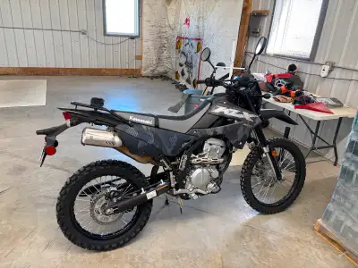 Exc condition. Only 1300 km. Serviced. Bought with 3 year warranty so 2 years remaining of warranty....