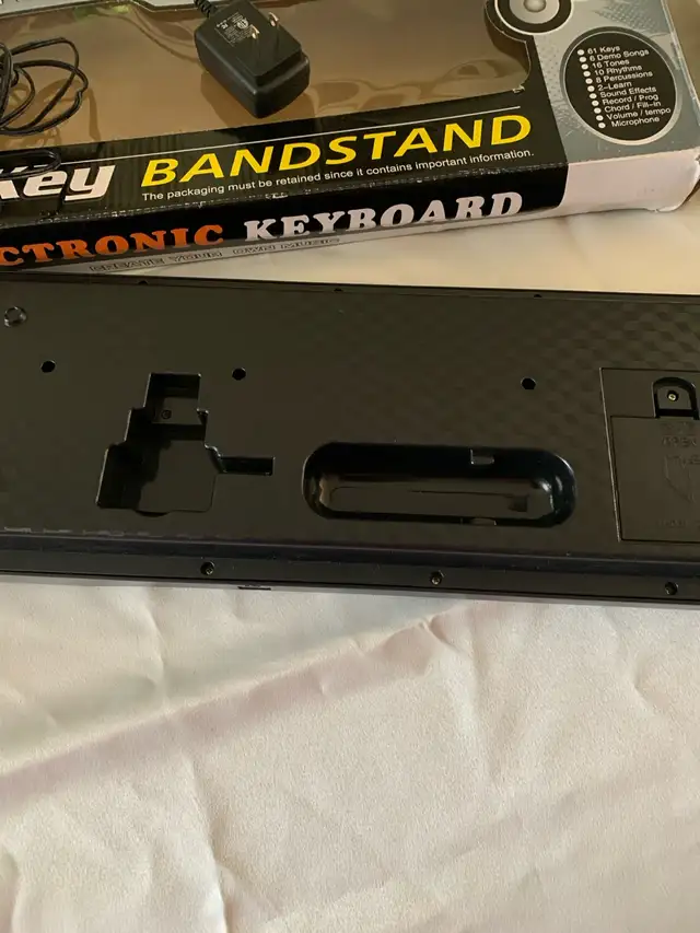 Kids Electronic Keyboard - 61 Key Bandstand in Pianos & Keyboards in City of Toronto - Image 4