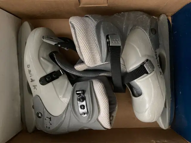 CCM Tacks Kids' skate - patins hockey Junior size 3 to 6 in Skates & Blades in Laval / North Shore - Image 3