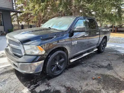 V8 HEMI. CREW CAB. 4X4. TOWING PACKAGE. BACKUP CAMERA. POWER REAR SLIDER. BRAND NEW TIRES. ACTIVE ST...