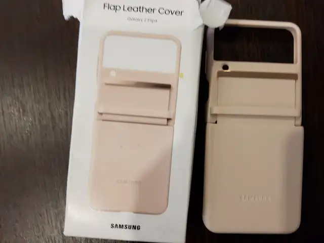SAMSUNG Galaxy Z Flip4 Flap Leather Cover, Protective in Cell Phone Accessories in St. Catharines - Image 3