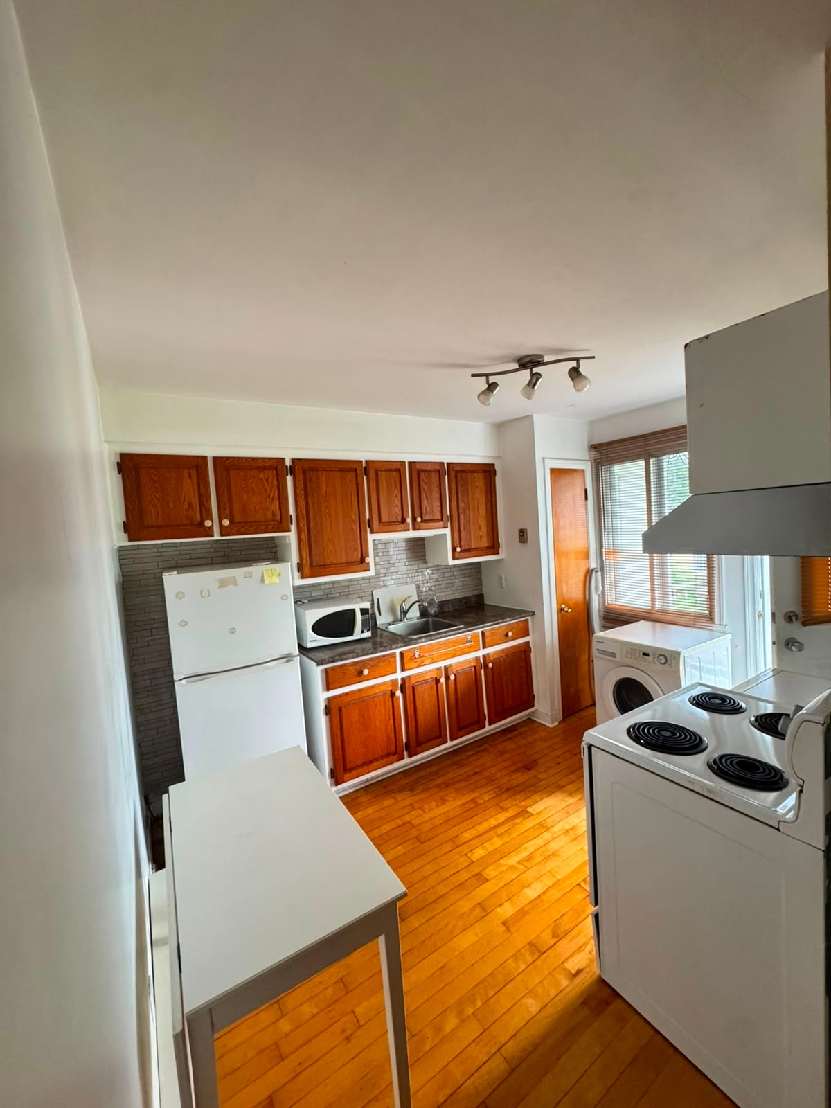 Beau 3 ½ rénové – Wi-Fi, électros et laveuse/sécheuse inclus — photo 1