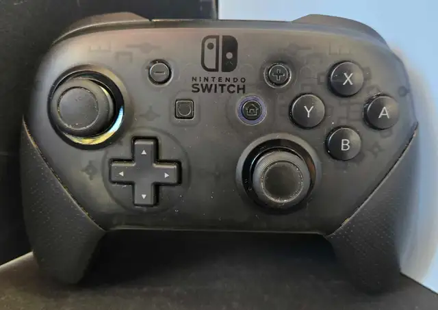 Nintendo Switch Pro Controller in Nintendo Switch in City of Toronto - Image 2