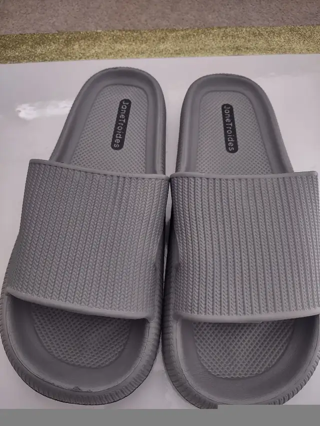 Men's shoes 9.5-10.5/women's 10.5-11.5, Jane troides, Kanata in Men's Shoes in Ottawa - Image 5