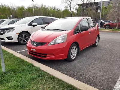Honda fit 2013 mileage 54998 km avec clim, vitre electrique en parfaite etat petit rayure sur la por...