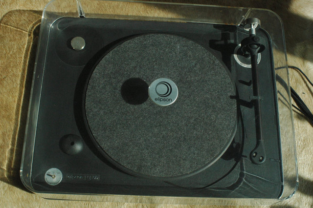 turntable in Stereo Systems & Home Theatre in Kitchener / Waterloo