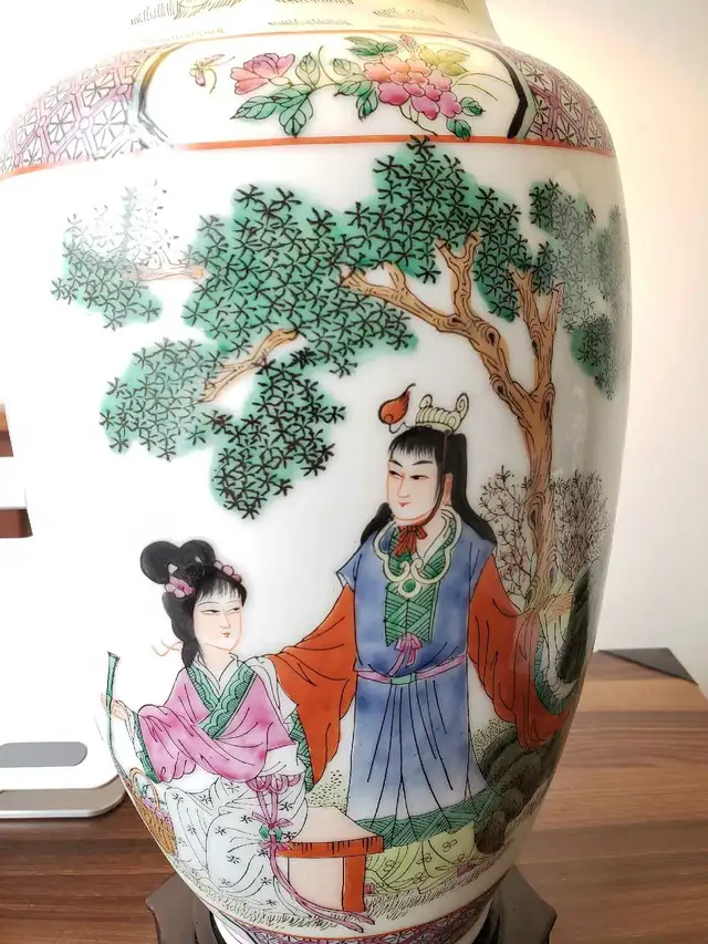 Vintage Chinese porcelain table lamp in Indoor Lighting & Fans in Markham / York Region - Image 5