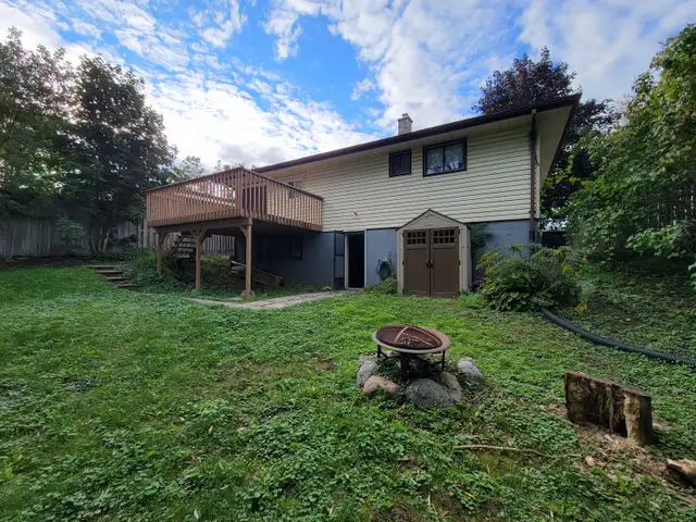 Bungalow for rent Peterborough. 3 beds close to walmart, buses in Long Term Rentals in Mississauga / Peel Region - Image 2