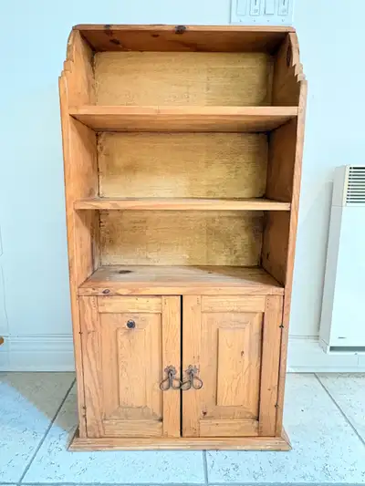 Petit meuble de rangement en bois idéal pour les petits espaces. Dimensions de 45 1/2 po de haut x 2...