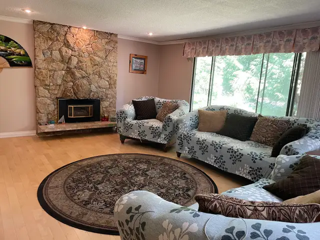 upstairs bedroom for rent  in Room Rentals & Roommates in Burnaby/New Westminster - Image 7