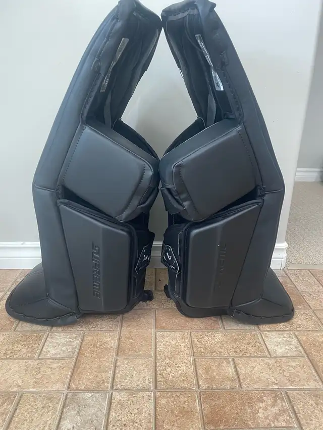 Bauer Supreme M5 Pro Intermediate goalie pads  in Hockey in Strathcona County - Image 5