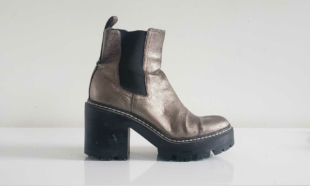 Metallic Leather Chunky Heel Lig Sole Boot - Size 6.5 / 7 in Women's - Shoes in City of Toronto