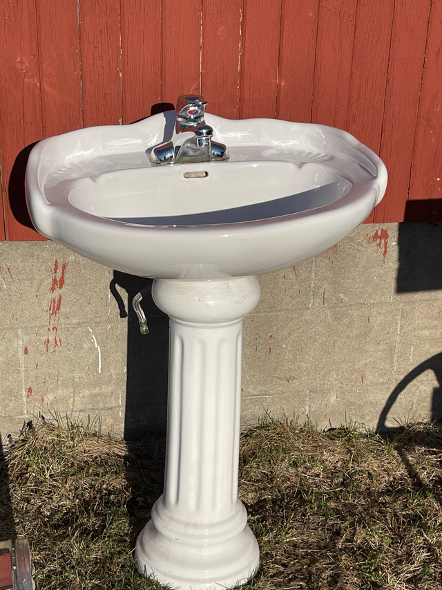 Pedestal Sink in Plumbing, Sinks, Toilets & Showers in Pembroke - Image 2