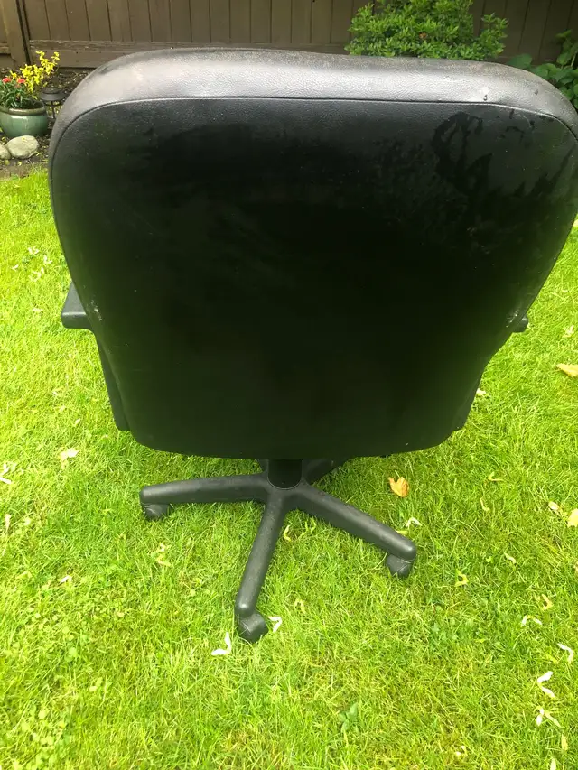 BLACK LEATHER OFFICE CHAIR in Chairs & Recliners in Delta/Surrey/Langley - Image 5