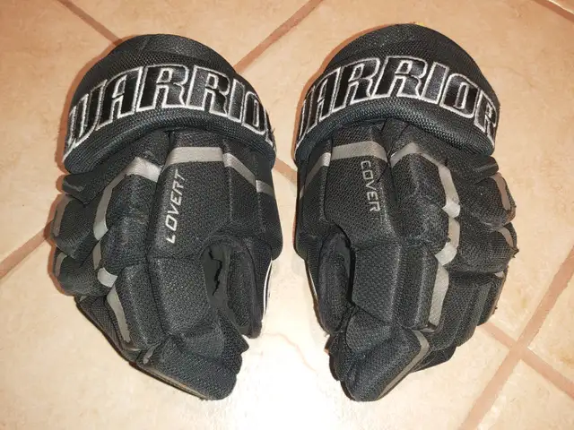 USED KIDS' HOCKEY EQUIPMENT HELMET GLOVES PANTS KNEE ELBOW PADS in Hockey in City of Toronto - Image 9