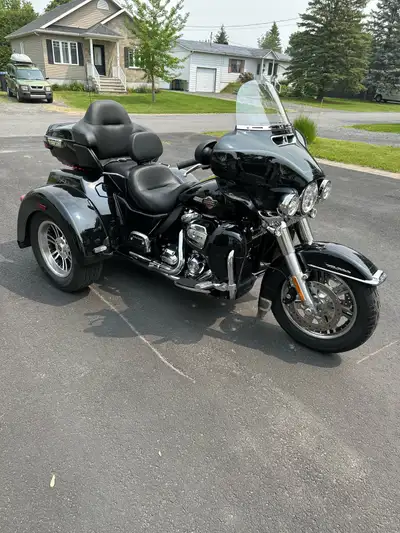 Je vends ma Harley Davidson 3 roues de 2023 en excellent état, avec seulement 4249 km au compteur. C...