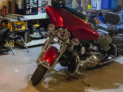 Custom paint, chromed swingarm, hog tunes, heated grips, true dual fishtails, saggy bag kit, Ultimat...
