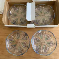 Set of small crystal plates / Quatre petites assiettes florales