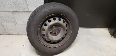 4 pneus été zéta 185/65 r14, bon pour au moin 2 saisons encore, sur rim, avec cap de roue hyundai.