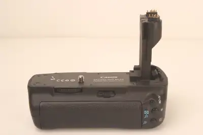 Working perfectly-not a single problem. Cenuine Canon brand and not after market. Takes 2 LP-E6 batt...