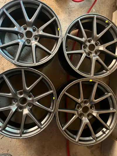 The package includes four Tesla model three original rims in great condition and four Bluetooth TPMS...