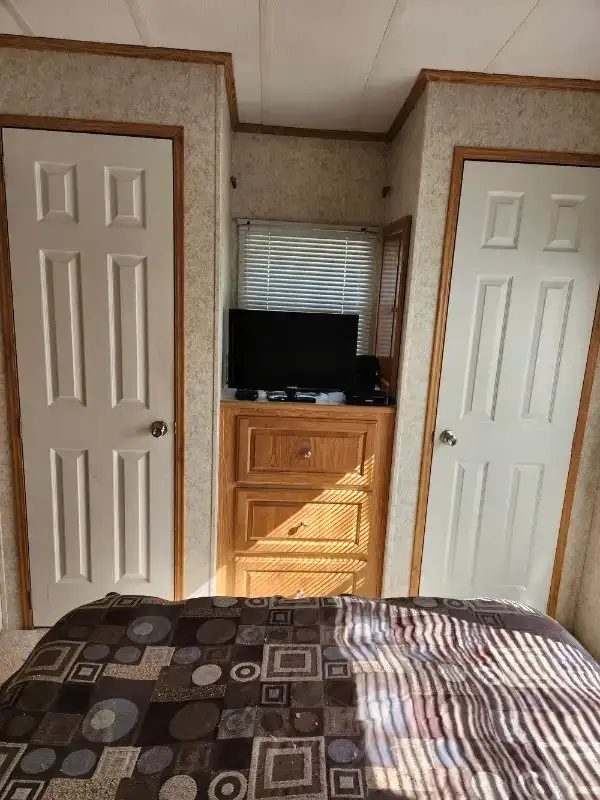 2005 Huron Ridge Resort 40 foot x 12 wide Sleeps 6 (KAWARTHAS) in Park Models in Kawartha Lakes - Image 6