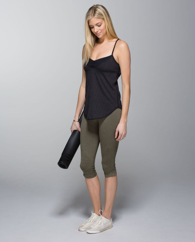 Lululemon Roll Out Tank - size 6, Black with mini stripe in Women's - Tops & Outerwear in Oakville / Halton Region - Image 3