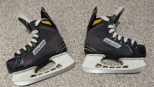 Bauer Supreme skates size 11 youth  in Skates & Blades in Hamilton - Image 2