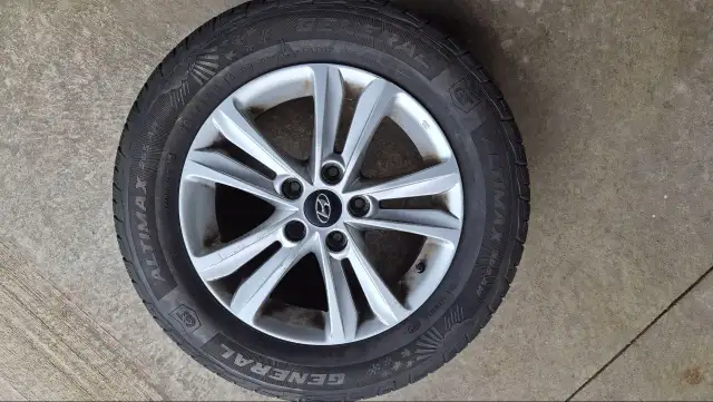 4 Winter Tires 205/65R16 on Hyundai Rims in Tires & Rims in Kitchener / Waterloo - Image 4