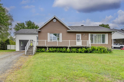 Grande maison à louer dans le quartier Loretteville à Québec 4 CC, 2 SDB, climatisation, garage avec...
