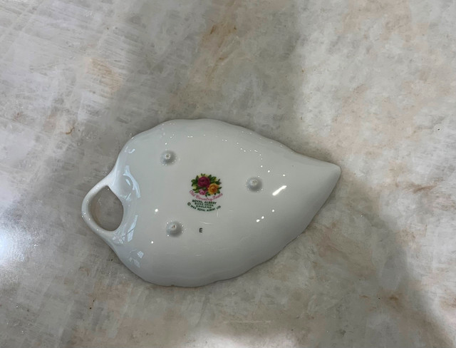 Old country roses leaf dish. in Arts & Collectibles in Markham / York Region - Image 2
