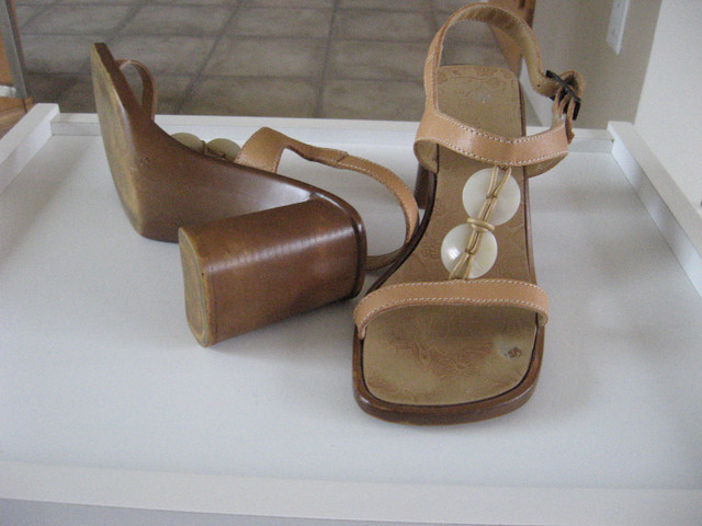 Sandales beige talons carrés gr 6 dans Femmes - Chaussures  à Longueuil/Rive Sud