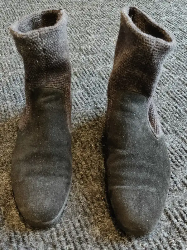 Aerosoles Suede Winter Boots / Booties / Shoes - Women Size: 6.5 in Women's - Shoes in Calgary - Image 3