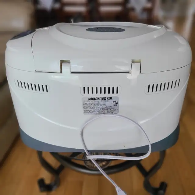 Black & Decker 3lb bread maker. Like NEW.535727084845803523