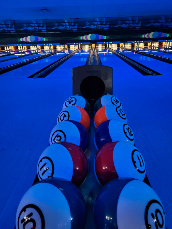 SUNDAY FUNDAY BOWLING AT CHATEAU LANES in Activities & Groups in Winnipeg - Image 3