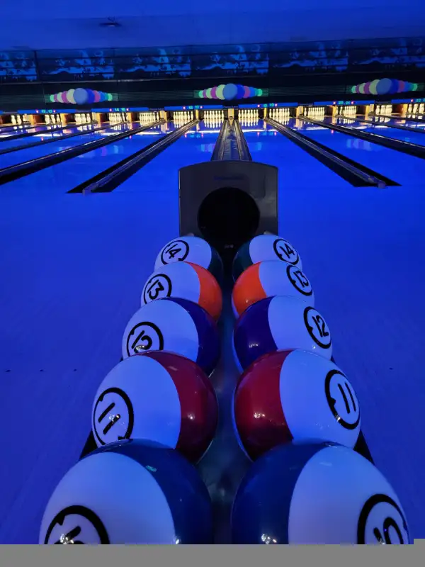 SUNDAY FUNDAY BOWLING AT CHATEAU LANES in Activities & Groups in Winnipeg - Image 4