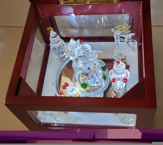 Vintage Gold Abel Collection Crystal Showcase Music Box  in Arts & Collectibles in Oshawa / Durham Region - Image 7