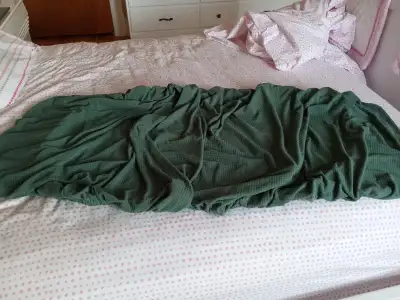 Vert, maison sans fumee. Tout est à vendre dans la véranda.