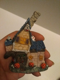 Halloween: vintage Hand Painted small ceramic house with hinge