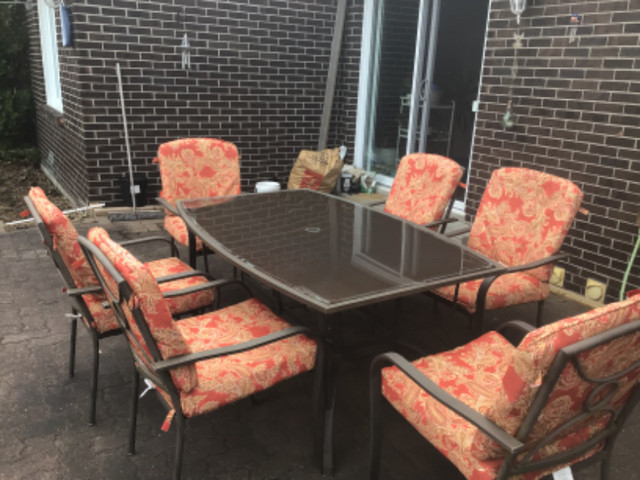 Table patio , chaises et coussins dans Mobilier pour terrasse et jardin  à Longueuil/Rive Sud - Image 2