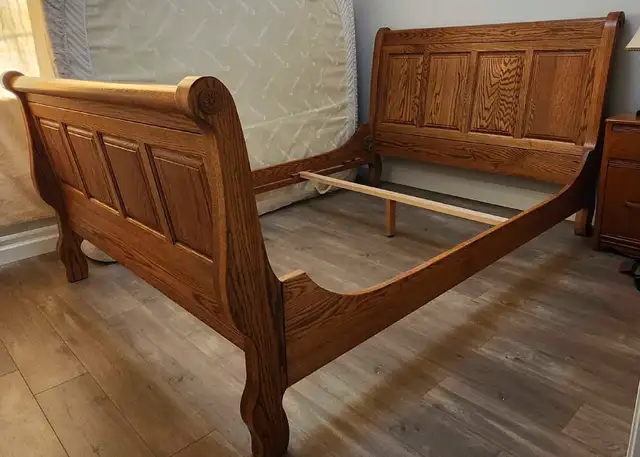 Oak Queen Sleigh Bed w/Nightstands in Beds & Mattresses in Kingston - Image 6