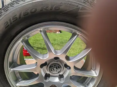 Mags 114.3 X5 , bore Hole 67.1mm et off set 40.Pneus Pirelli asymetrico 215/60/r16, avec 8/32