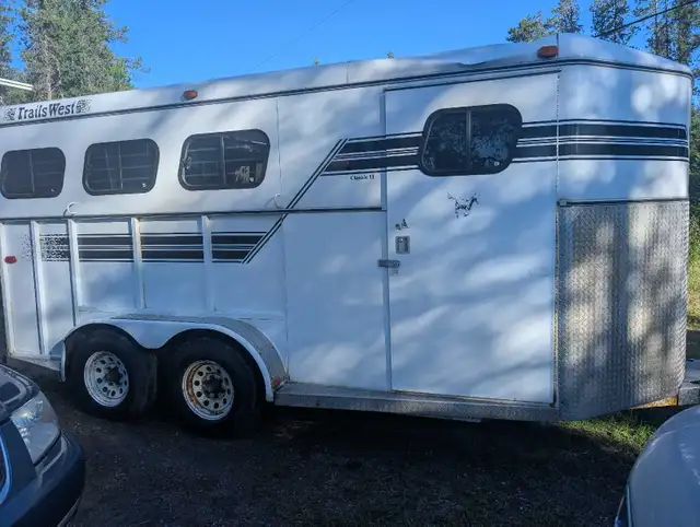 TRAILS WEST 3 HORSE ANGLE HAUL BUMPER PULL VERY GOOD PROCE