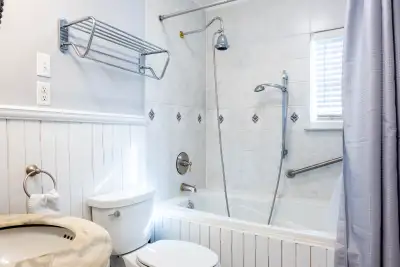 This spacious 3 bedroom single floor bungalow is located in Kitchener. It is less than 30 seconds fr...