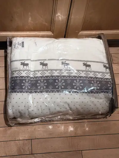 Snuggle up in style with king size full bed sheet set including fitting , top sheet and pillow case...