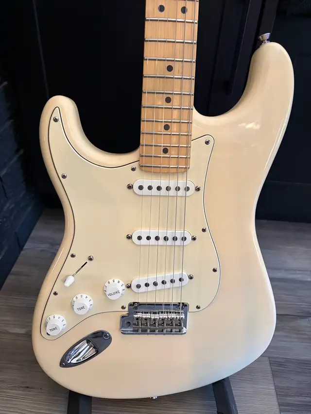 Fender American Standard Stratocaster 2007 Left handed / lefty in Guitars in St. Albert - Image 2