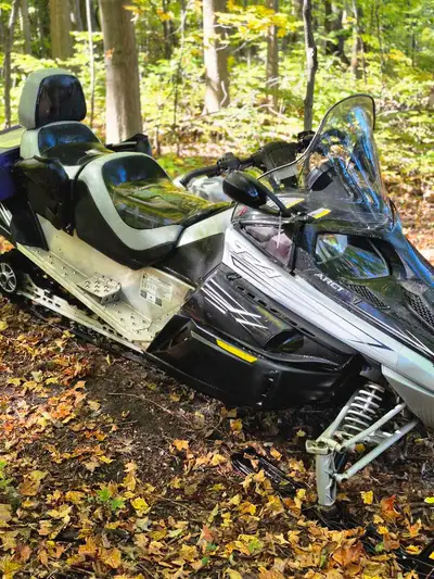 Cette motoneige Arctic Cat TZ1 2009 est une machine de randonnée usagée, parfaite pour explorer les...