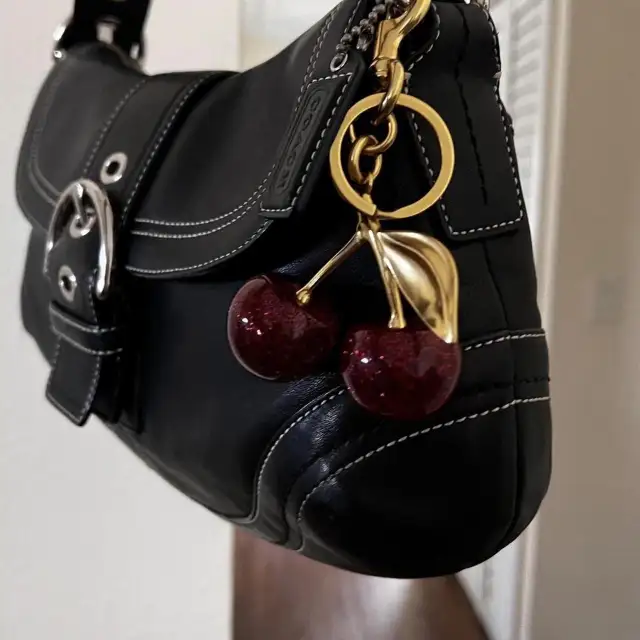 Coach Soho small shoulder bag in Women's - Bags & Wallets in City of Toronto - Image 4